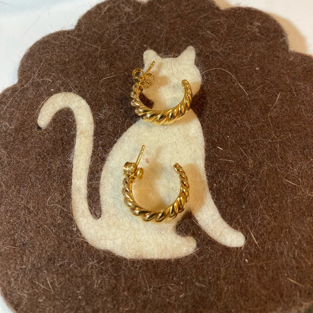 Mejuri croissant hoops - Picture 2 of 5